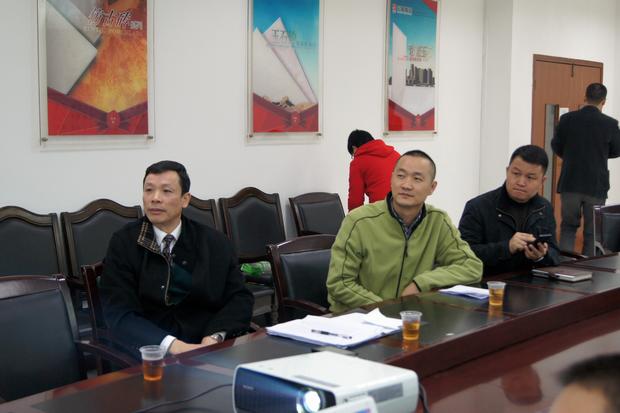 图6、寓目幻灯片的同时，，，，，918博天堂仿古砖副总曹坚贞（右一）特殊用手机记下专卖店装修效果的差别亮点