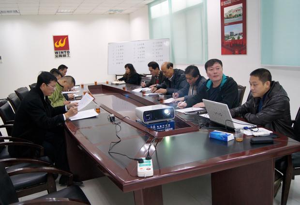 图9、评选现场，，，，，图为评委在认真审评情景