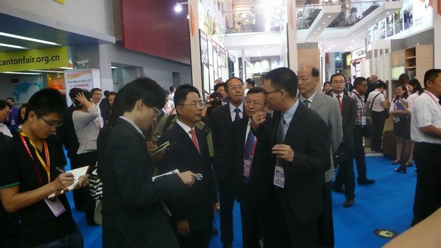 图2、国家商务部副部长蒋耀平，，，，，，，中国五矿化工收支口商会会长陈峰等向导一行视察中国建陶行业着名企业918博天堂陶瓷展位，，，，，，，并听取了企业出口总司理伍剑锋的汇报